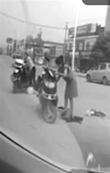 骑电动车女子自己摔倒了 几米外的小车却要负责