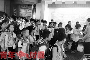 杭州运河学校老师带着外来务工人员子女参加课余活动。 运河学校供图