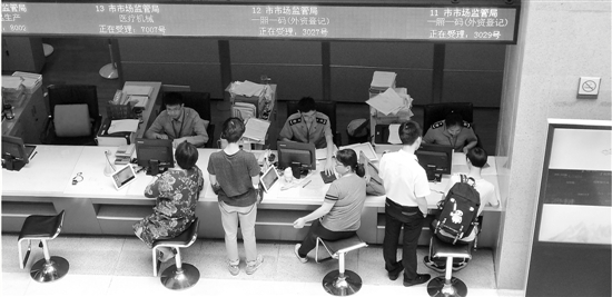 办证大厅午间值班岗,确保群众“不白跑”。 办证大厅午间值班岗,确保群众“不白跑”。