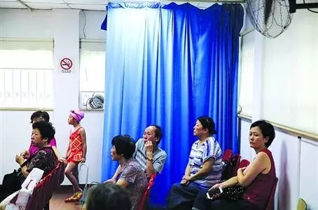 上海虹口游泳学校将房间的一角改成儿童更衣室,既方便了家长又方便了孩子们。 上海虹口游泳学校将房间的一角改成儿童更衣室,既方便了家长又方便了孩子们。