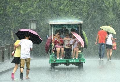 7月30日，受9号台风“纳沙”外围影响，午后的西湖边突降台风雨。