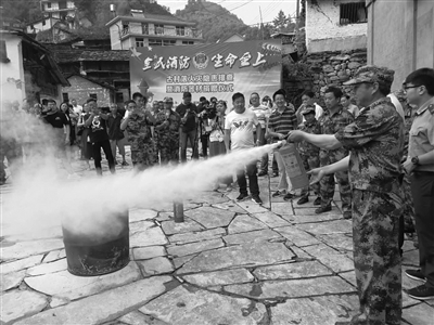 保护好这里的一砖一木 临安民建为古村落送上灭火器材