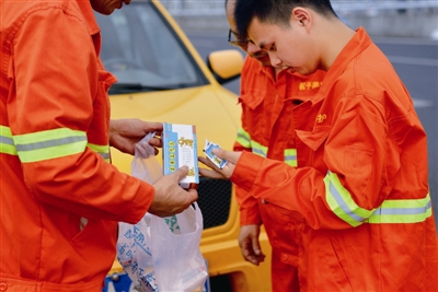 巡检前，桥梁工程师们正在分发治疗中暑的药物。