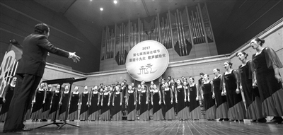 西湖合唱节，浙江音乐学院八秒合唱团在表演。记者 朱丹阳 摄