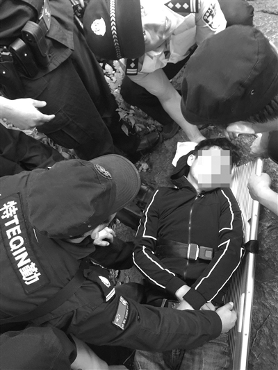 昨天,小伙摔下来就昏迷了,民警合力把他抬上救护车。 昨天,小伙摔下来就昏迷了,民警合力把他抬上救护车。