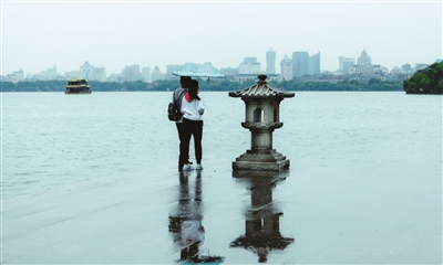 杭州昨天入秋！未来几天小雨绵密 凉意阵阵