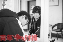 徐根娣认真做好宿管工作。 徐根娣认真做好宿管工作。