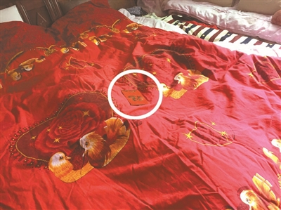 爷爷给孙子的红包 妈妈晒被子飞到了楼下 钱不见了……