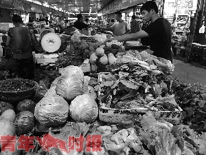 翠苑农贸市场里老百姓正在挑选蔬菜。时报记者 刘永丽 摄