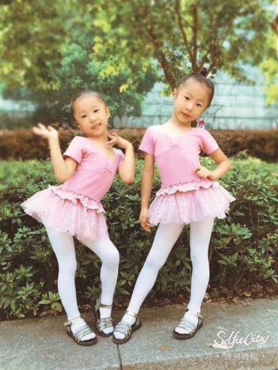 采荷一小钱江苑校区一年级10班的双胞胎，左边李雨诺，右边李雨澄。