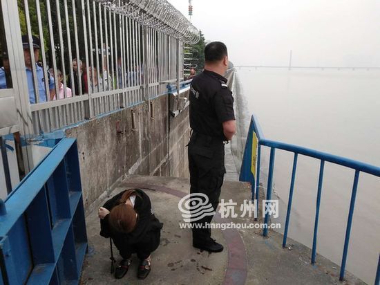 大潮来袭 杭州一女却赤脚入江多亏特警一把拉上岸