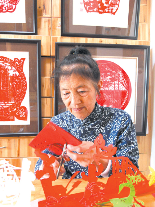 谢玉霞用心剪出美丽人生