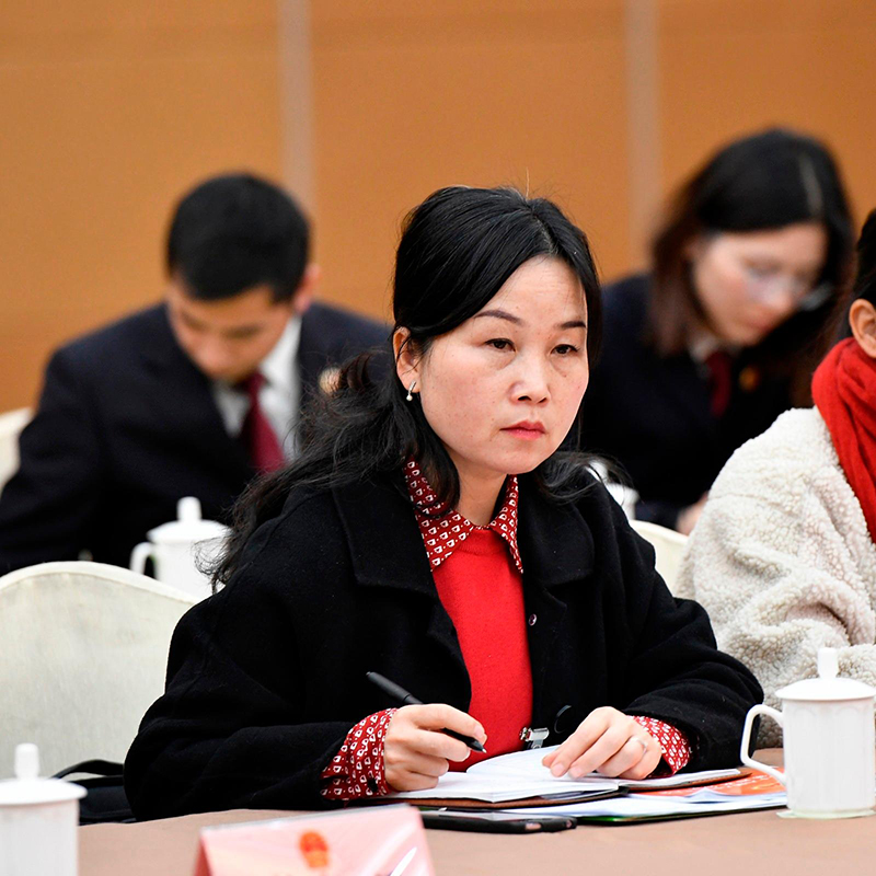 县人大代表吴忠美:近年来,我县高品质商品房小区越来越多,生活品质