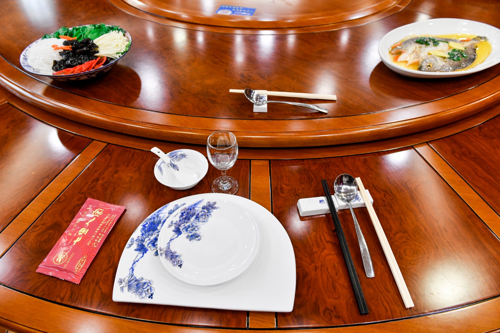 餐桌筷子摆放礼仪图片