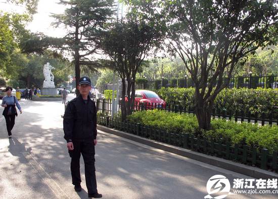 当代守墓人24小时不离陵园 看护墓地是他们的责任