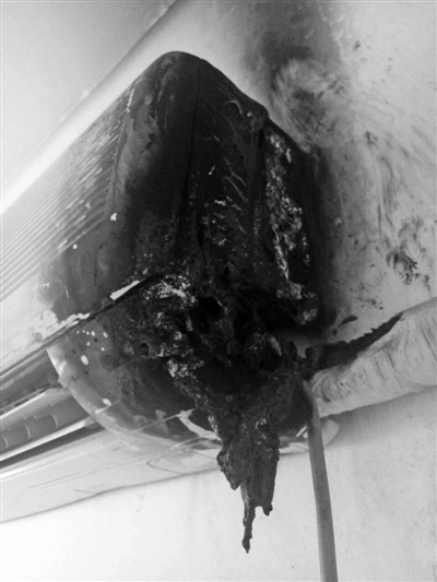 他家里的挂式空调在使用过程中突然起火,短短几分钟,空调烧成了焦炭