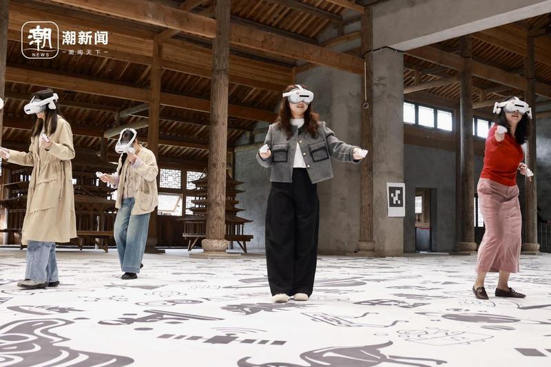 11月5日,互联网生活嘉年华在首次作为峰会延伸场地的濮院时尚古镇上演。记者 倪雁强 王志杰 通讯员 魏衍方 摄