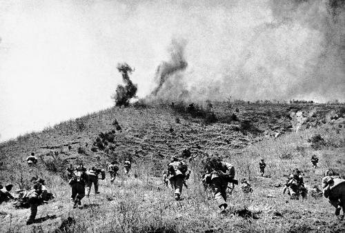 这是志愿军某部渡过汉江后围歼残敌.新华社发(资料照片)