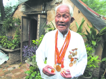 在平顶山湛河区曹镇乡,有一位充满传奇色彩的全国劳动模范刘嘉,他用不
